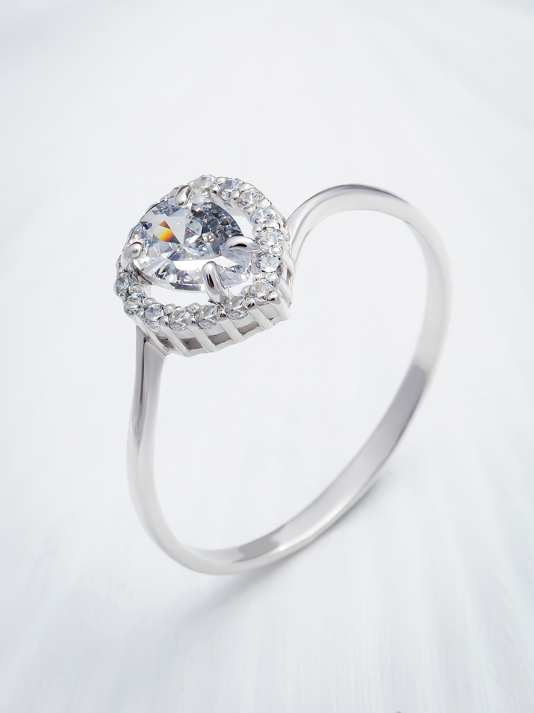 Кольцо капля из серебра 925 с фианитами