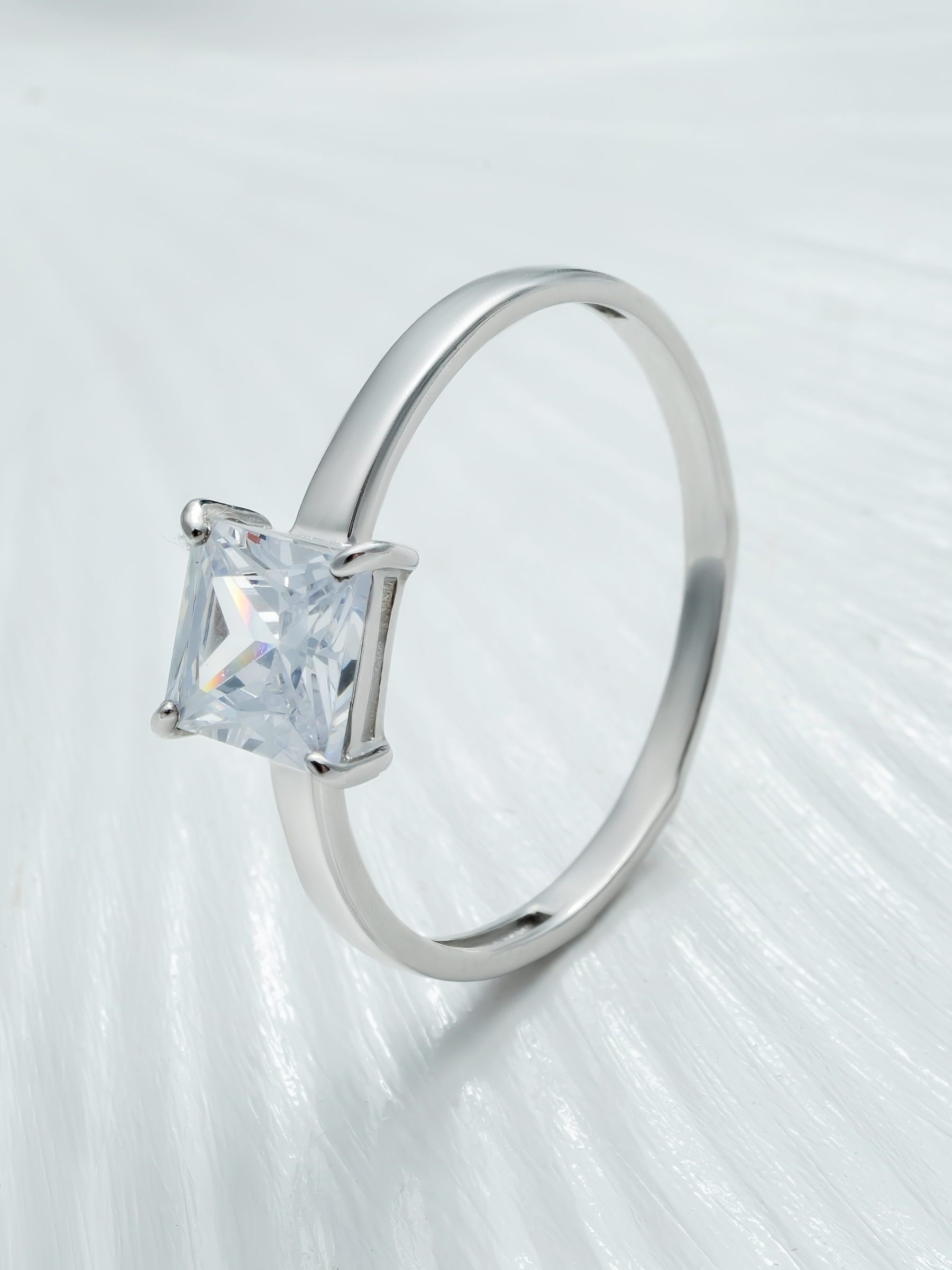 Кольцо квадрат из серебра 925 с фианитом